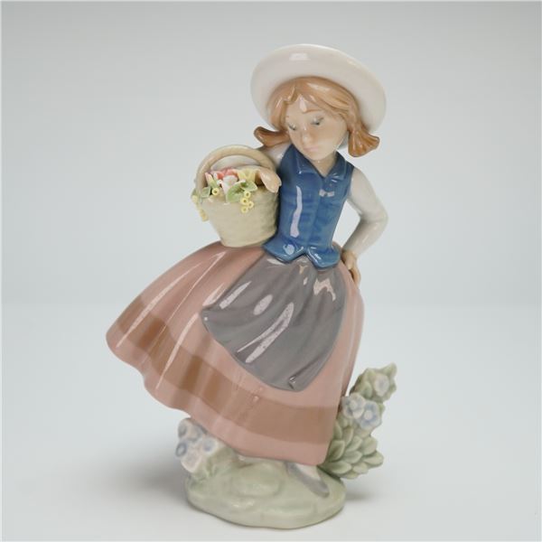 Lladro Porcelain Figurine Sweet Scent 01005221