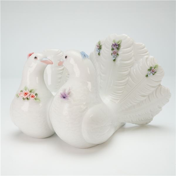 Lladro Porcelain Figurine Kissing Doves with Flowers 01006359