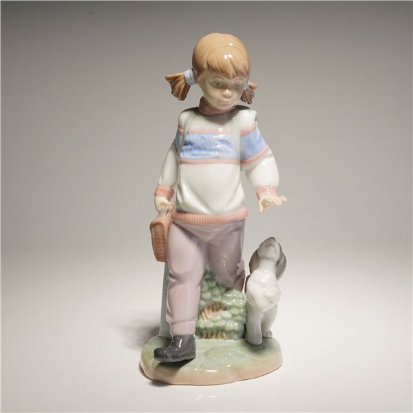 Lladro Porcelain Figurine Thursday's Child 01006018