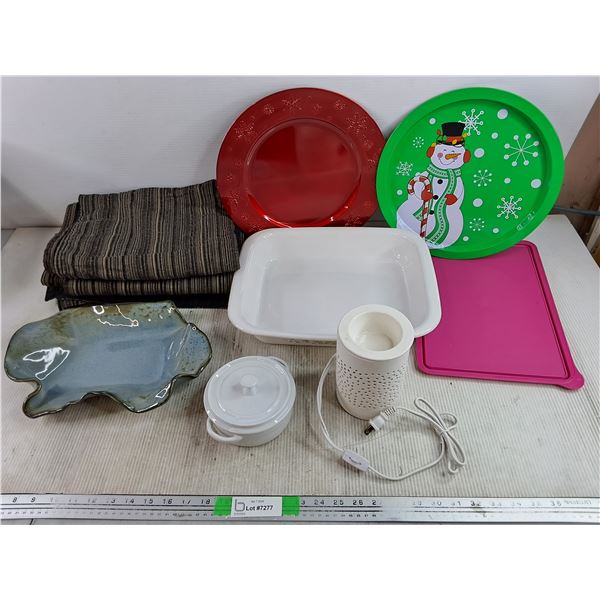 (10) Placemats, Table Lamp - Powers On, As Is, Casserole Dish, Plastic Platter, Snowman Serving Tray