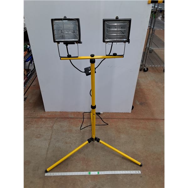 * Dual Halogen Work Light/Tripod -  Powers On (52") Cannot Ship