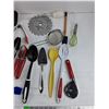 Image 5 : Quick Oats - Expire Nov 2026, Measuring Cups, Strainer, Spatulas, Can Opener, Pizza Cutter, Misc
