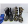 Image 3 : (2) Kids Rubber Boots - Size 1, Sandals - Size 12