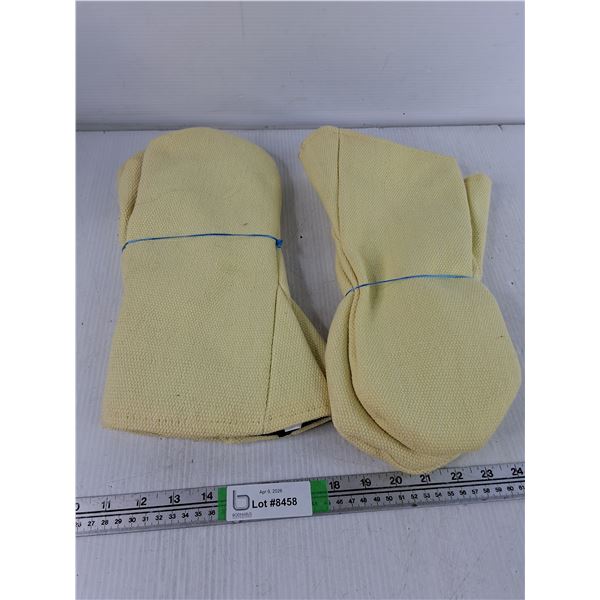 (2) Pairs of Approx Xl Fire Resistent Gloves