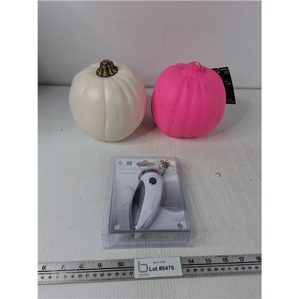 (2) Plastic Pumpkins & Lint Remover - NIB