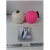 Image 1 : (2) Plastic Pumpkins & Lint Remover - NIB