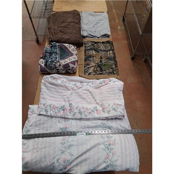 Set of Queen Bed Sheets, 2 Pairs of Pillow Cases, 2 Throw Blankets