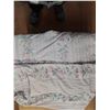 Image 2 : Set of Queen Bed Sheets, 2 Pairs of Pillow Cases, 2 Throw Blankets