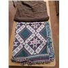 Image 3 : Set of Queen Bed Sheets, 2 Pairs of Pillow Cases, 2 Throw Blankets