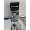 Image 5 : Assorted Kitchen Utensils