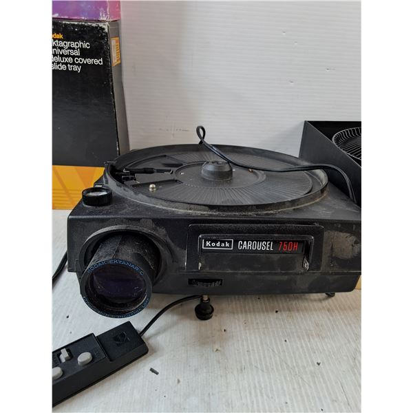 Kodak Carousel 750H (Tested) - 2 empty Trays, 1 Basic Concepts In Meteor & 1 Kodak deluxe -PU
