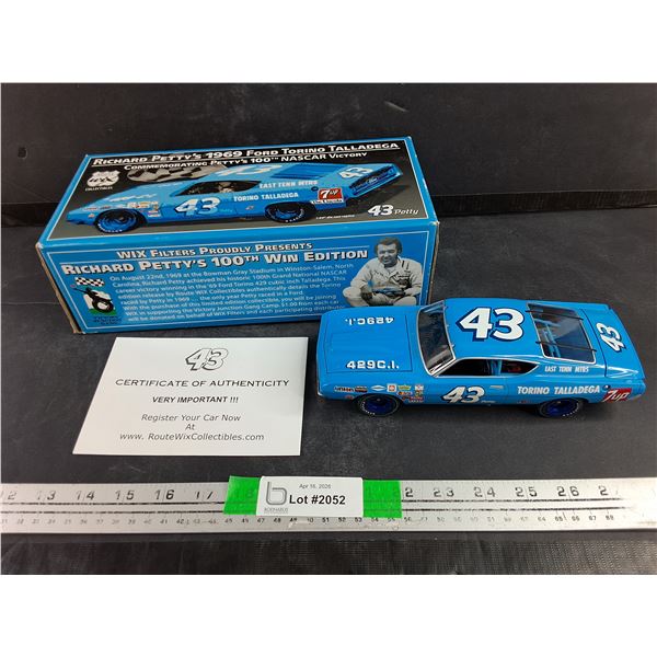 Richard Pettys 1969 Ford Torino Talladega 1:24 Die Cast Replica w/Certificate