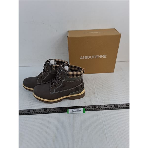 Pair of Brand New Anjoufemme Women's Size 8 Hikers