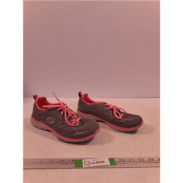 Womens  Air-Cooled, Memory Foam Sketcher Sneakers Size US 8