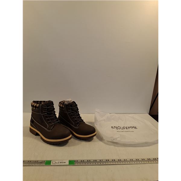 Anjoufemme Womans Fall Boots Size 8 (NIB)