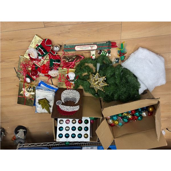 LOT OF ASSORTED CHRISTMAS TREE DECORATIONS
