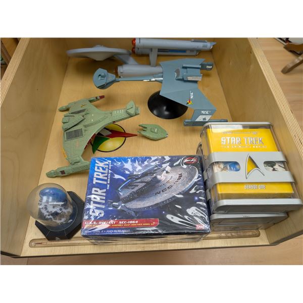 LOT: STAR TREK (ORIGINAL) DVD - 3 SEASONS W/ 4 MODELS & 2 COLLECTIBLES