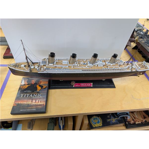 LOT: TITANIC SET