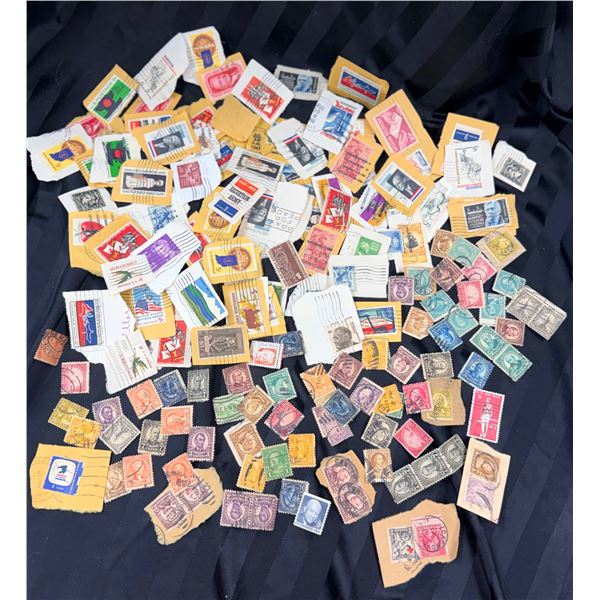 COLLECTION OF VINTAGE POSTAGE STAMPS FROM THE UNITED STATES AND VARIOUS INTERNATIONAL COUNTRIES