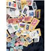Image 3 : COLLECTION OF VINTAGE POSTAGE STAMPS FROM THE UNITED STATES AND VARIOUS INTERNATIONAL COUNTRIES