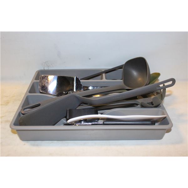 SET OF CUTLERY AND UTENSILS IN TRAY