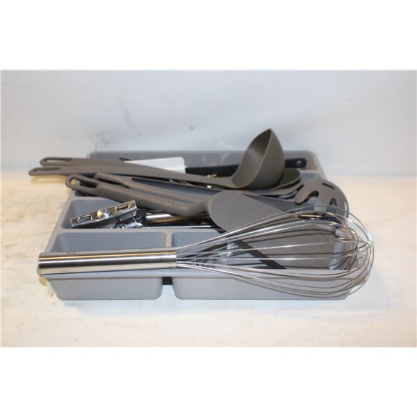 SET OF CUTLERY AND UTENSILS IN TRAY