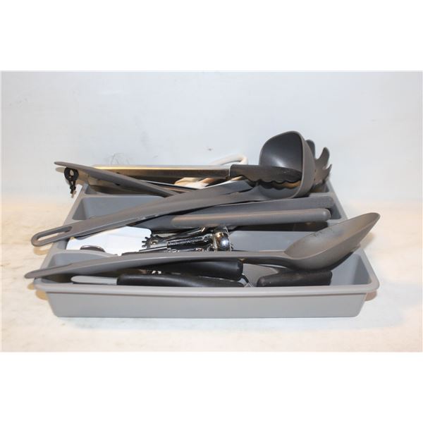 SET OF CUTLERY AND UTENSILS IN TRAY