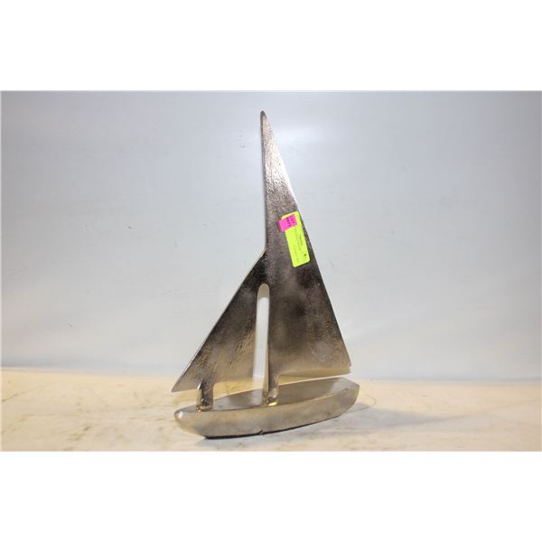METAL SAILBOAT DÉCOR