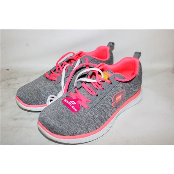 LADIES SKETCHERS SIZE 8 NEW