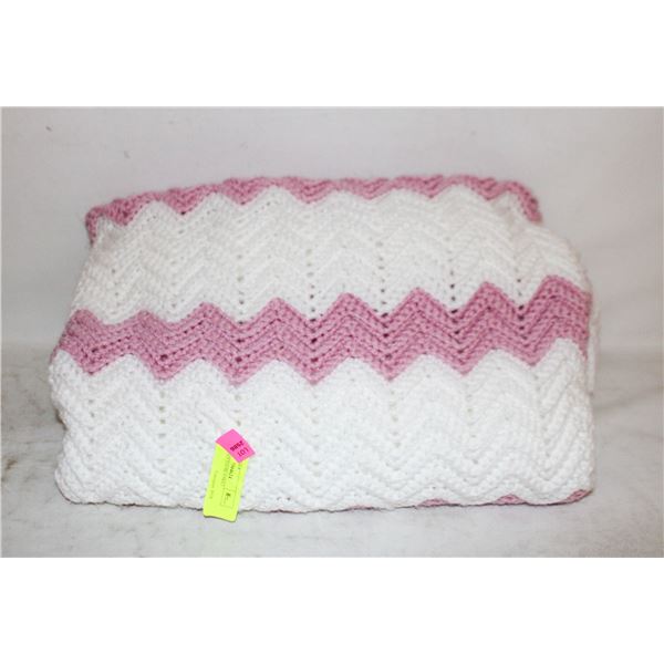 HEAVY KNITTED BLANKET