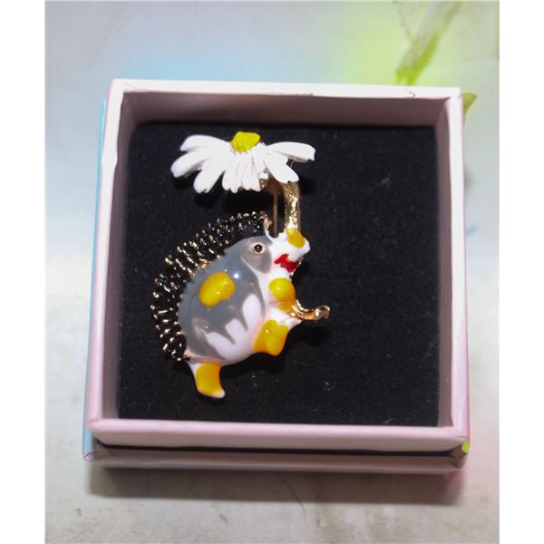 NEW HEDGEHOG DAISY BROOCH, 1.5”X0.98”