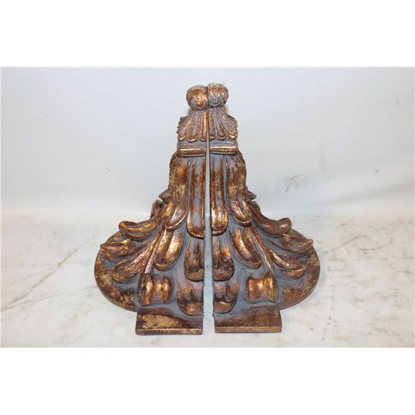 A PAIR OF HOLLYWOOD REGENCY DECORATIVE SHELVES