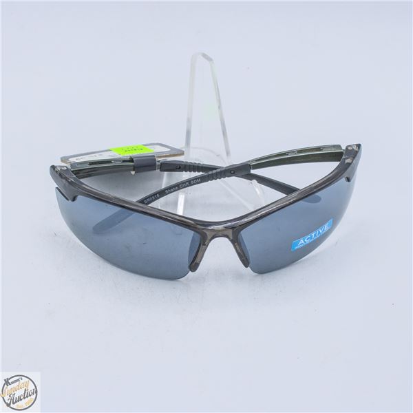 PAIR OF FOSTER GRANT SUNGLASSES