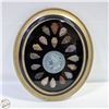 Image 1 : FRAMED OVAL 17 ARROWHEAD DISPLAY WITH