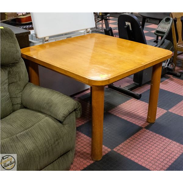 SOLID OAK DINING TABLE 30" X 42" X 42"