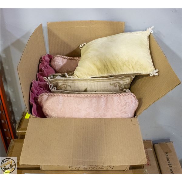 LOT OF ESTATE THROW PILLOWS