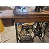 Image 5 : Antique Singer Tread Machine C