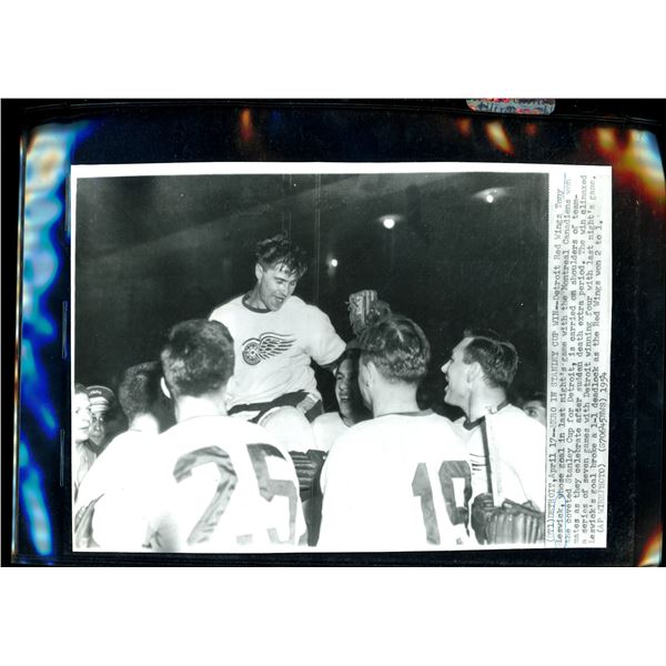 Vintage Original 8x10 Black & White Wire Photo Detroit Red Wings Tony Leswick & Teammates