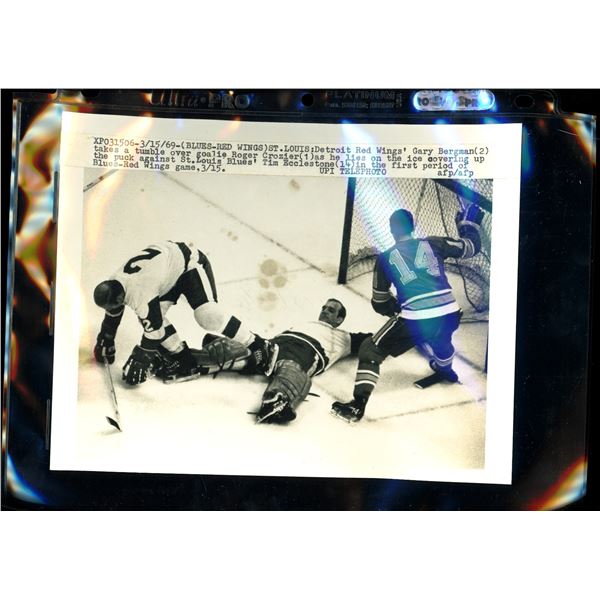 Vintage Original 8x10 Black & White Wire Photo Detroit Red Wings Gary Bergman