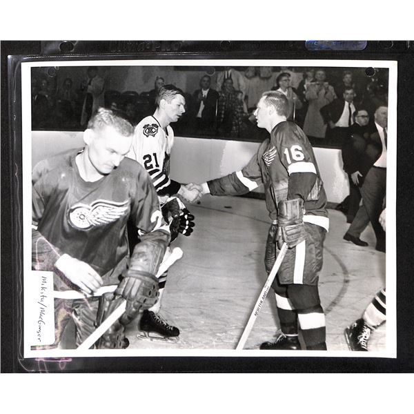 Vintage Original Black & White 8x10 Photo Detroit Red Wings/Chicago Blackhawks Mikita/Mac Gregor
