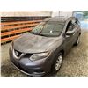 Image 4 : PARKSVILLE - 2016 NISSAN ROGUE GREY 224741 KMS - B808130