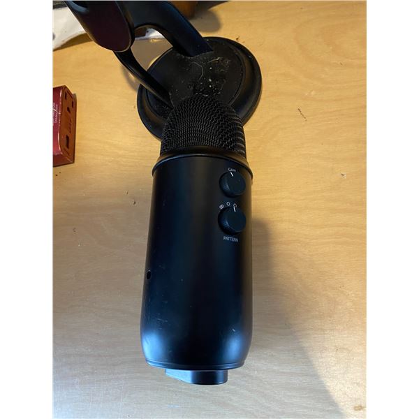 709 -- BLUE YETI USB MICROPHONE