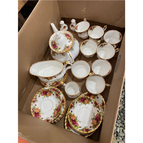 717 -- ROYAL ALBERT ROSE SET