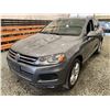 Image 3 : PARKSVILLE - 2012 VOLKSWAGEN TOUAREG GREY 252357 KMS - D010248