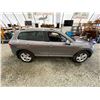 Image 12 : PARKSVILLE - 2012 VOLKSWAGEN TOUAREG GREY 252357 KMS - D010248