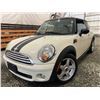 Image 1 : PARKSVILLE - 2010 MINI COOPER WHITE 164466 KMS - DZ63100