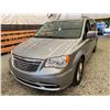 Image 3 : PARKSVILLE - 2016 CHRYSLER TOWN AND COUNTRY SILVER  114381 KMS - D212414