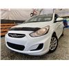 Image 1 : PARKSVILLE - 2013 HYUNDAI ACCENT WHITE 127859 KMS - D435249
