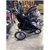 Image 4 : 2 JOGGING STOLLERS, 1 W/ CAR SEAT
