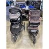 Image 6 : 2 JOGGING STOLLERS, 1 W/ CAR SEAT